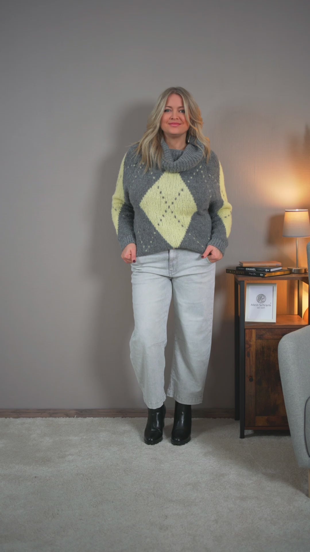 Video laden: Strickpullover mit Rautenmuster und Schalkragen, grau/gelb