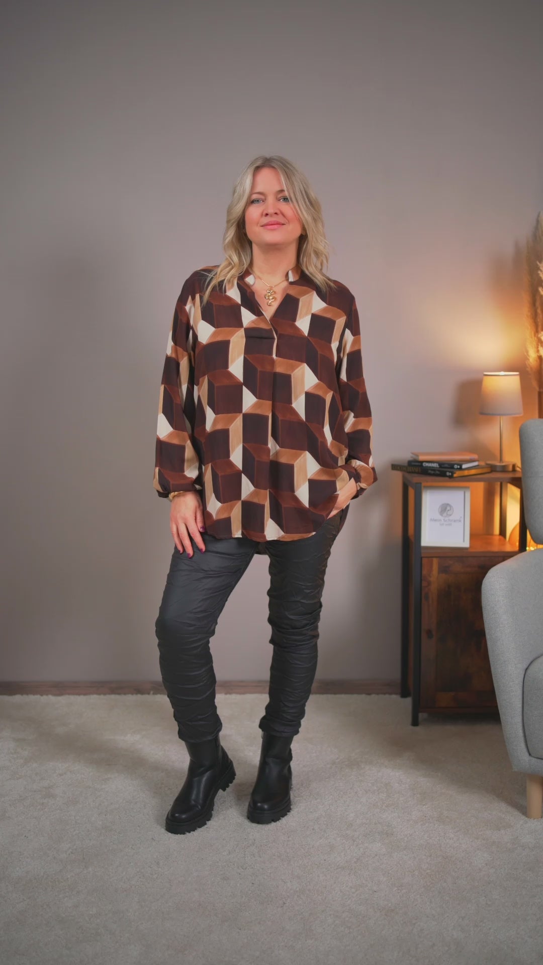 Video laden: Bluse mit Würfel-Print, braun