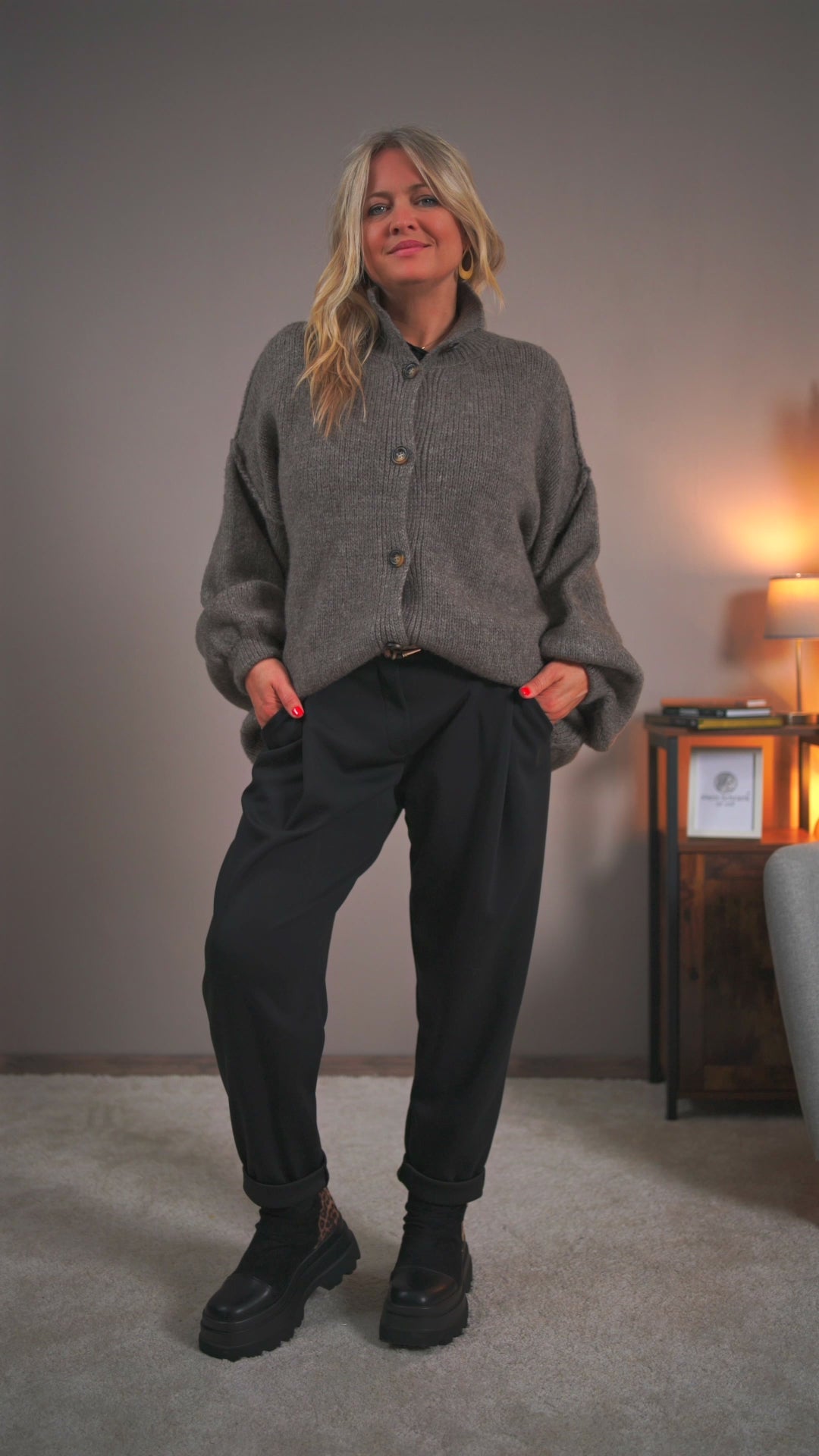 Video laden: Oversize-Strickjacke mit Knöpfen, taupe