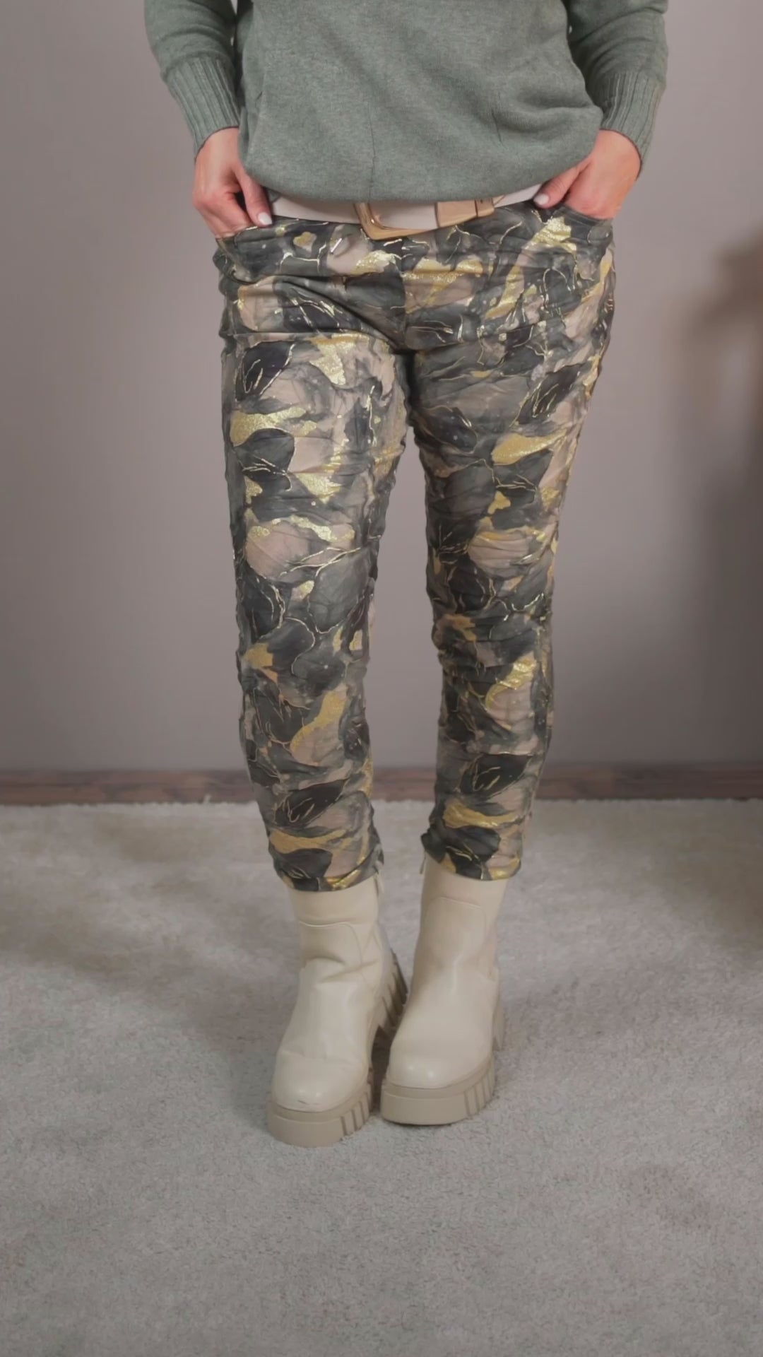 Video laden: Jogpant mit edlem Marmorprint, khaki-gold