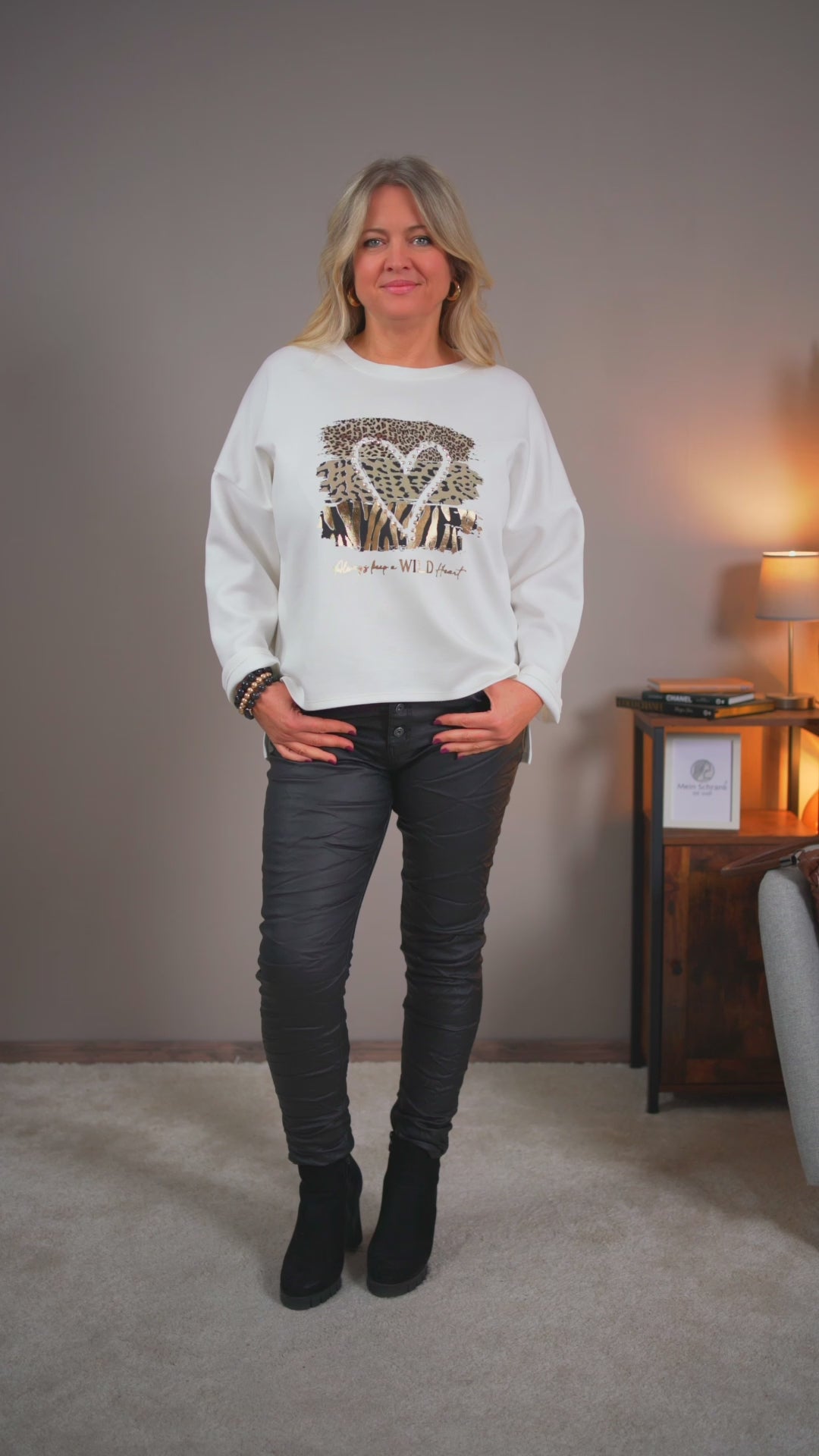 Video laden: Sweatshirt mit Print, creme/weiß