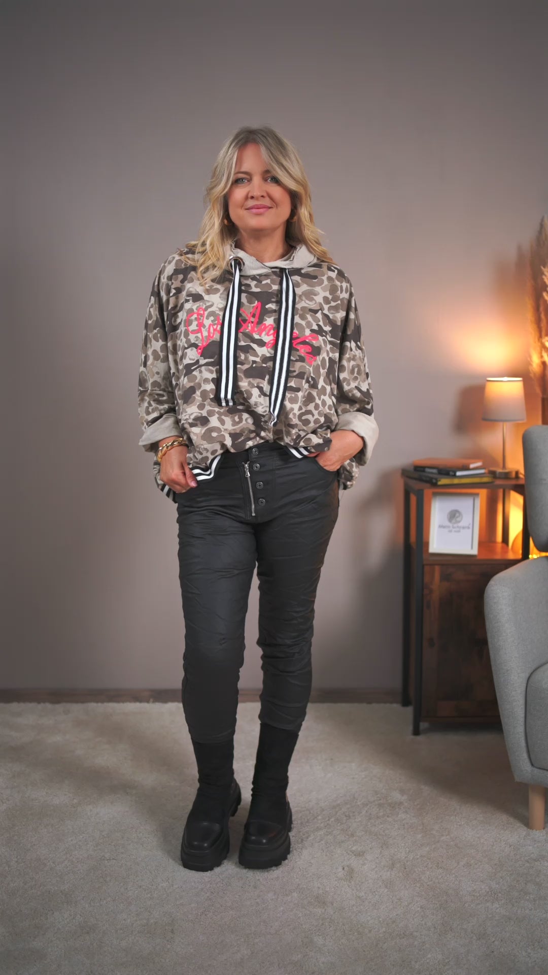 Video laden: Oversize Sweatshirt mit Camouflage-Print und Kapuze, beige/sand