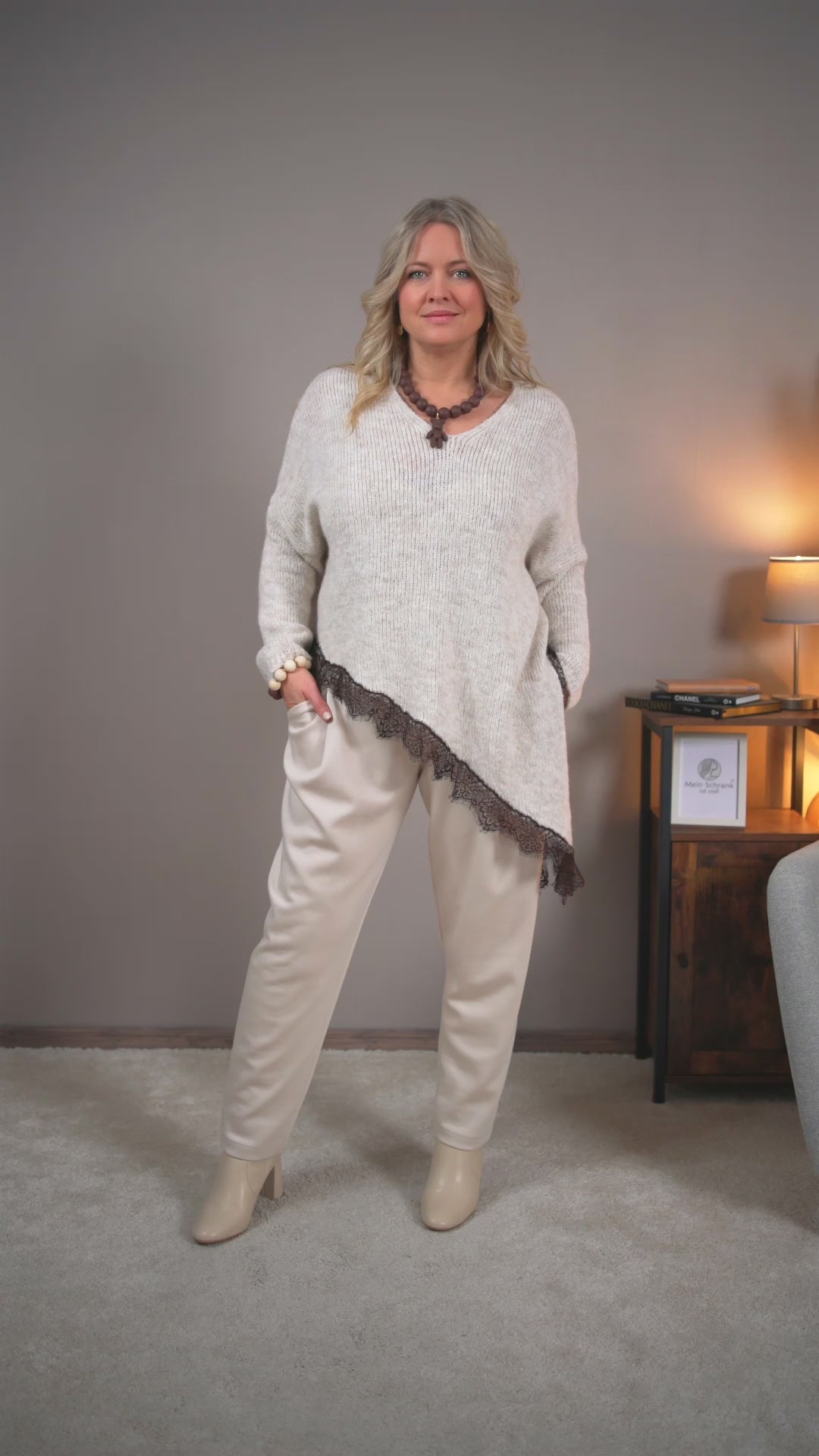 Video laden: Strickpullover mit Spitzenkante, hellbeige