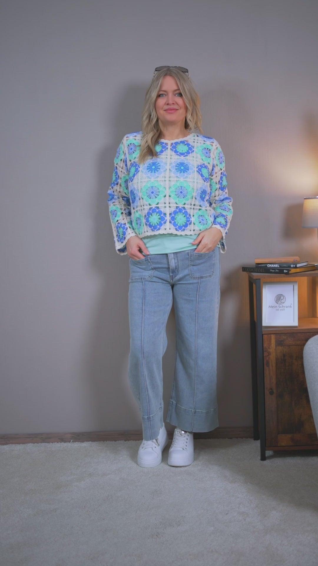 Video laden: High Waist Jeans mit weitem Bein, denim-blau