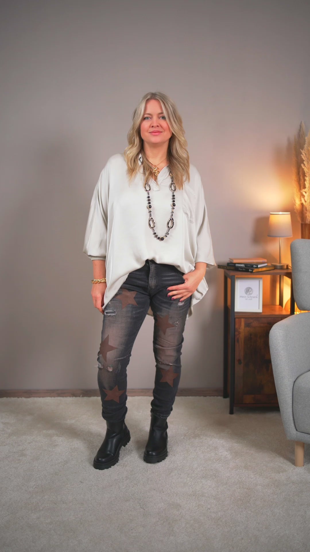 Video laden: Bluse mit Kragen und Brusttasche, sandfarbig