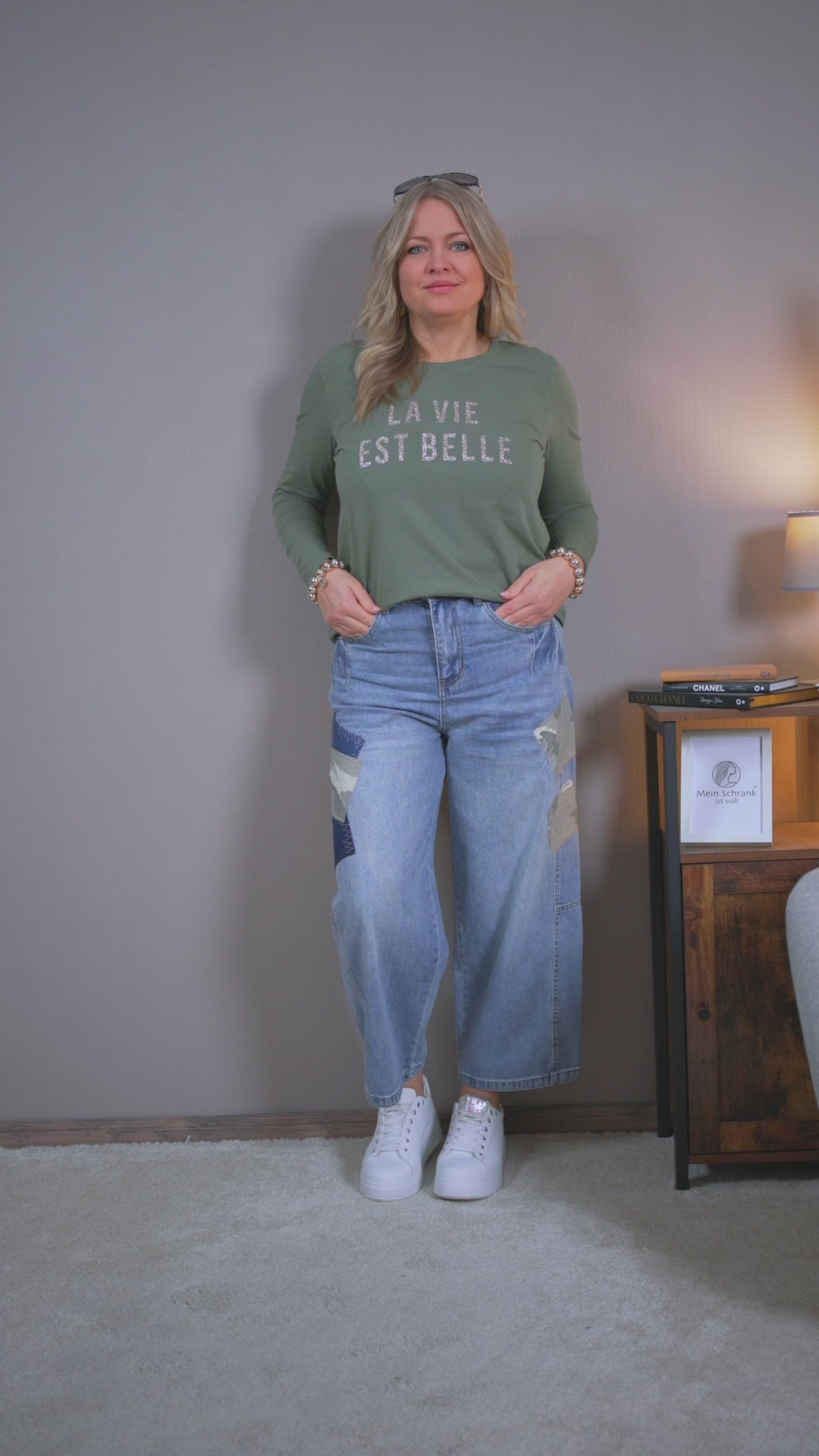 Video laden: Weite Jeans mit Camouflage-Patches, blau