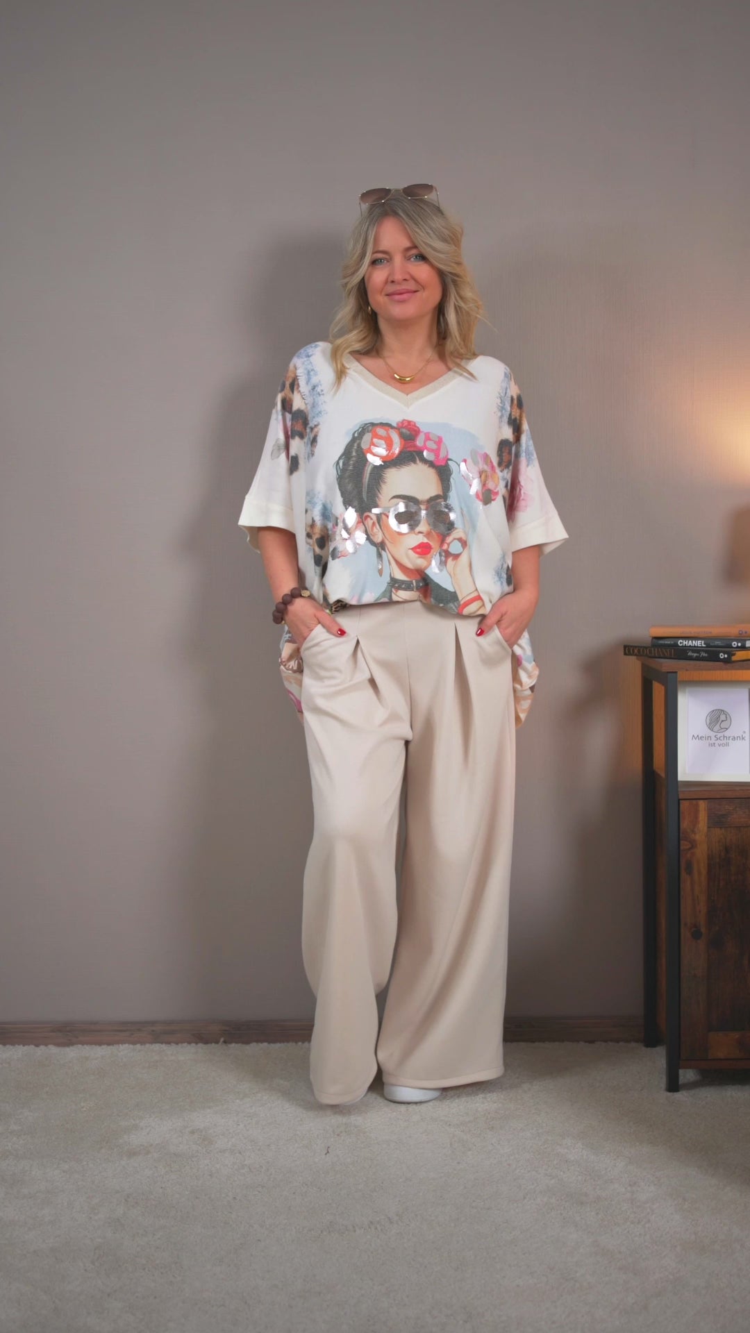 Video laden: Sweatshirt mit Kunstprint, creme-beige