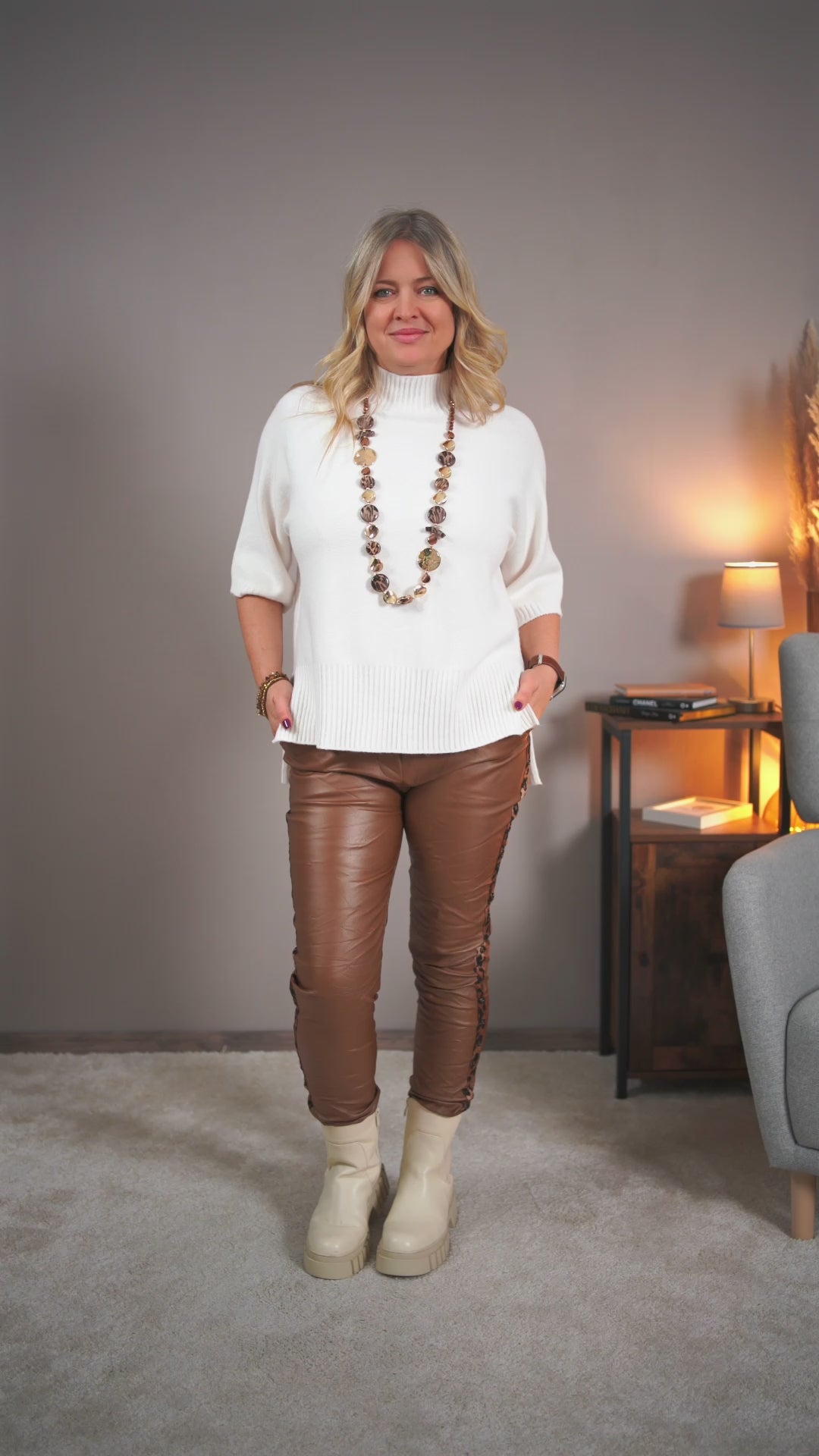 Video laden: Feinstrickpullover mit Stehkragen, creme