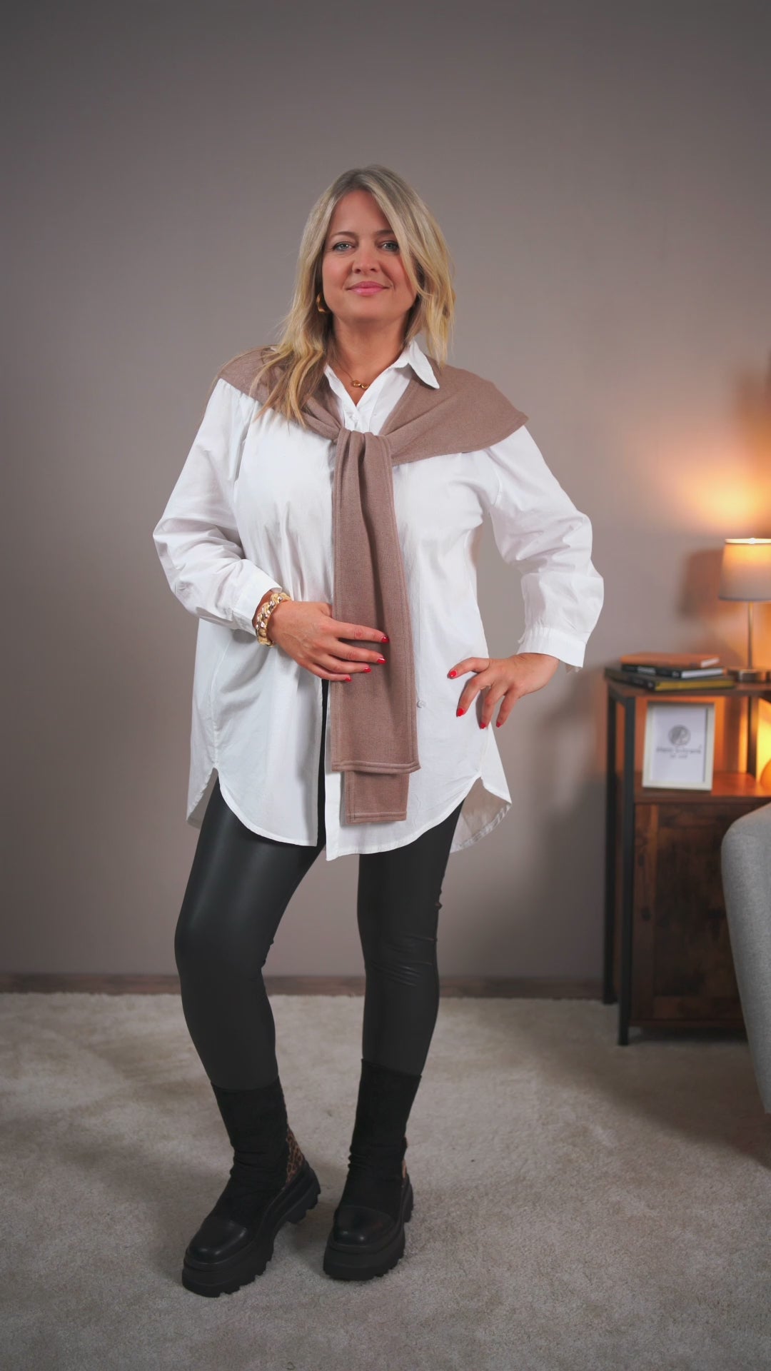 Video laden: Long-Bluse mit Überwurf, weiß