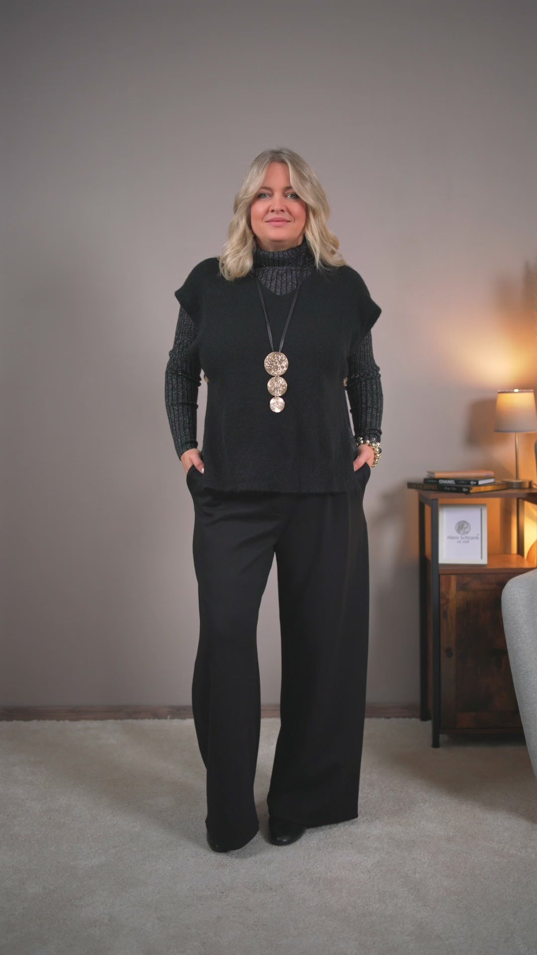 Video laden: Strickpullunder mit V-Ausschnitt, schwarz