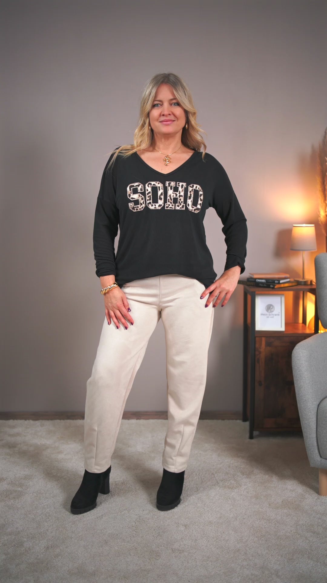 Video laden: Shirt mit &quot;SOHO&quot;-Schriftzug, schwarz