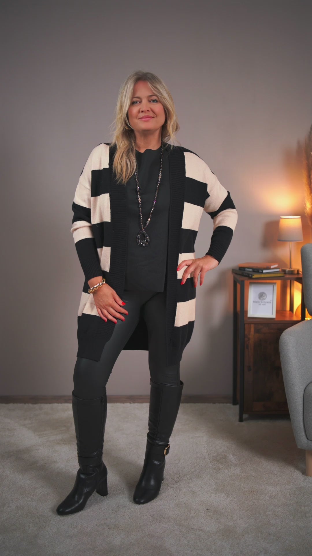 Video laden: Feine Strickjacke gestreift, beige-schwarz