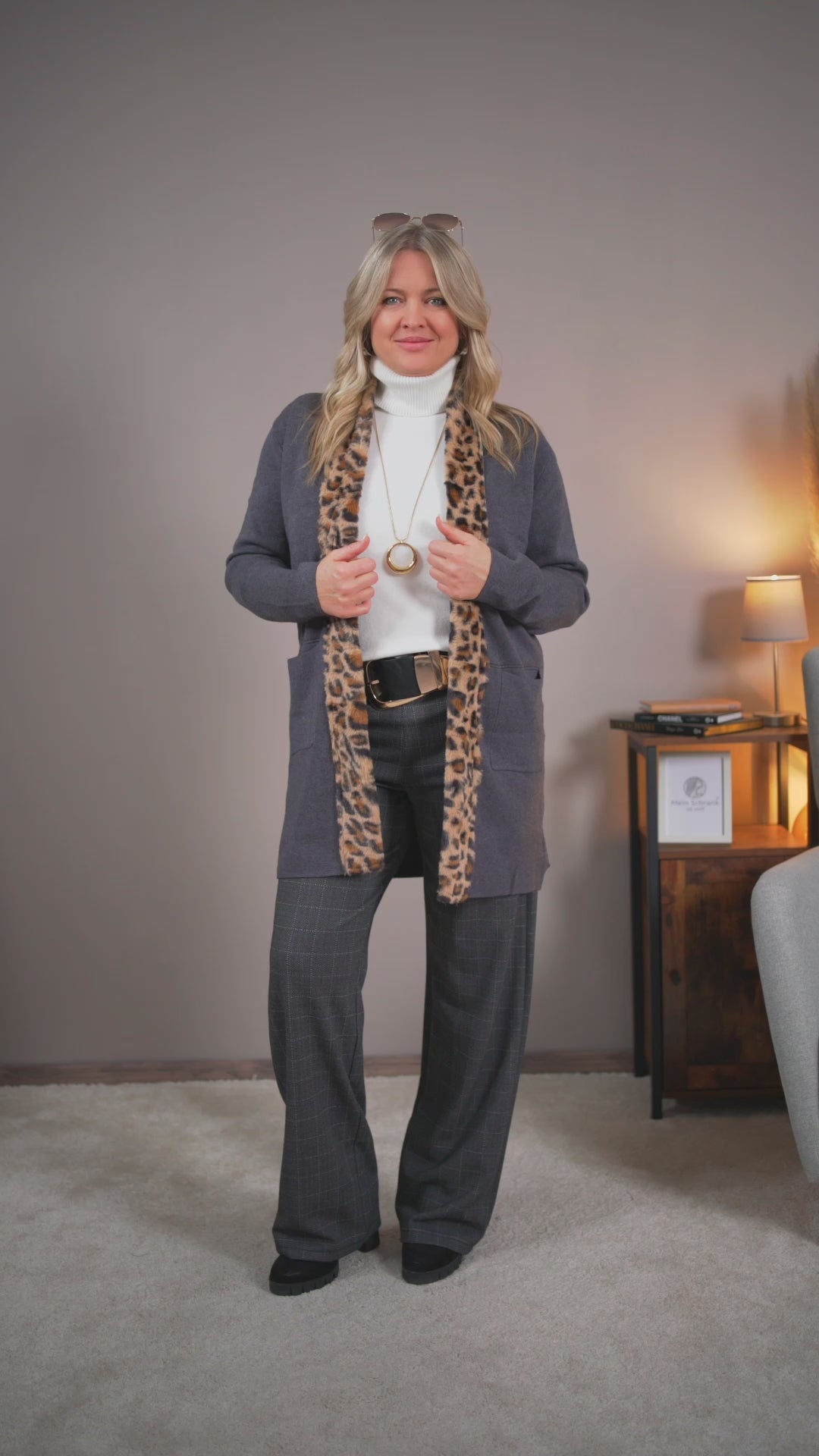 Video laden: Strick-Cardigan mit Leo-Besatz, grau