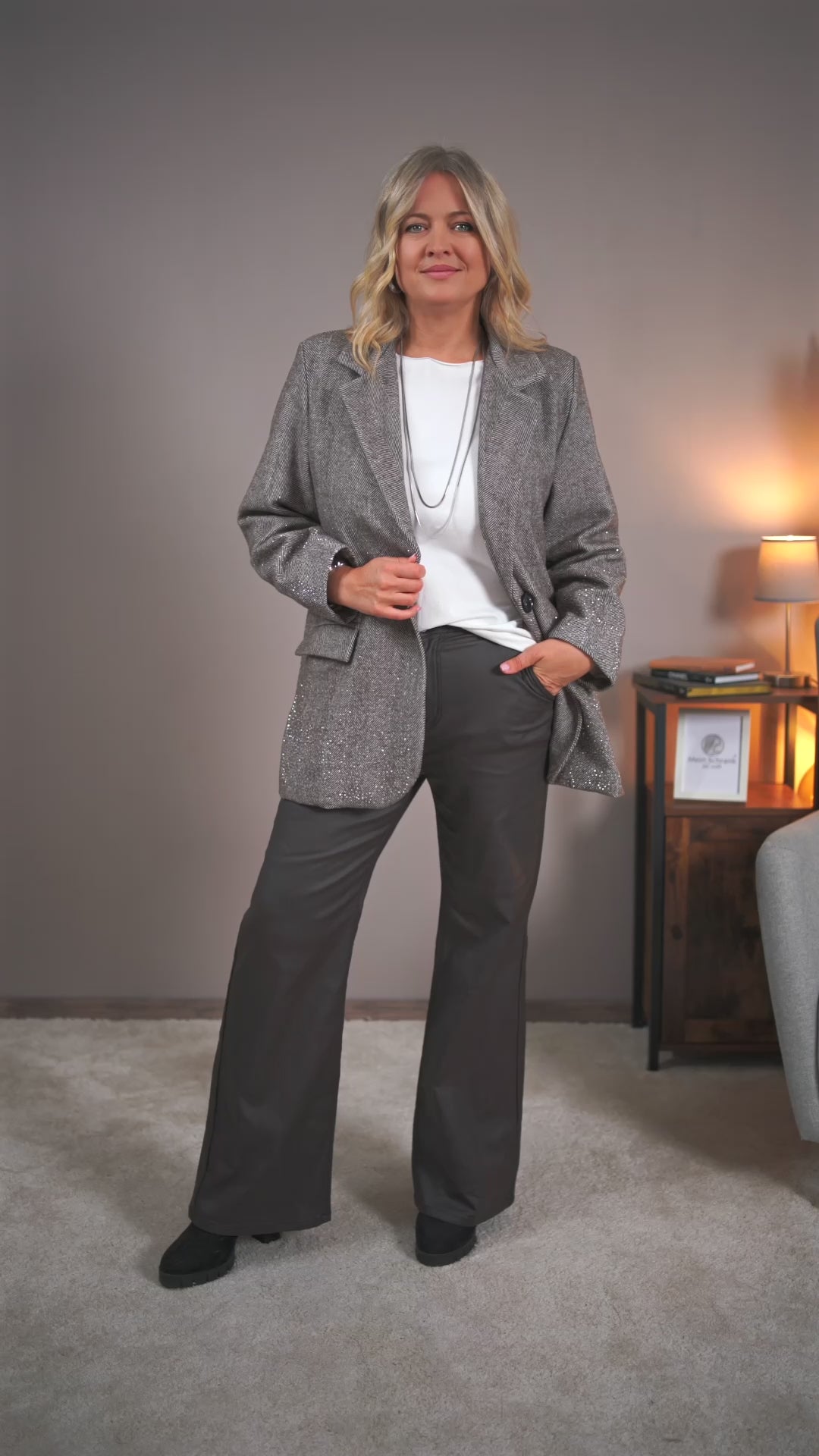 Video laden: Oversize Blazer mit Strasssteinchen, taupe