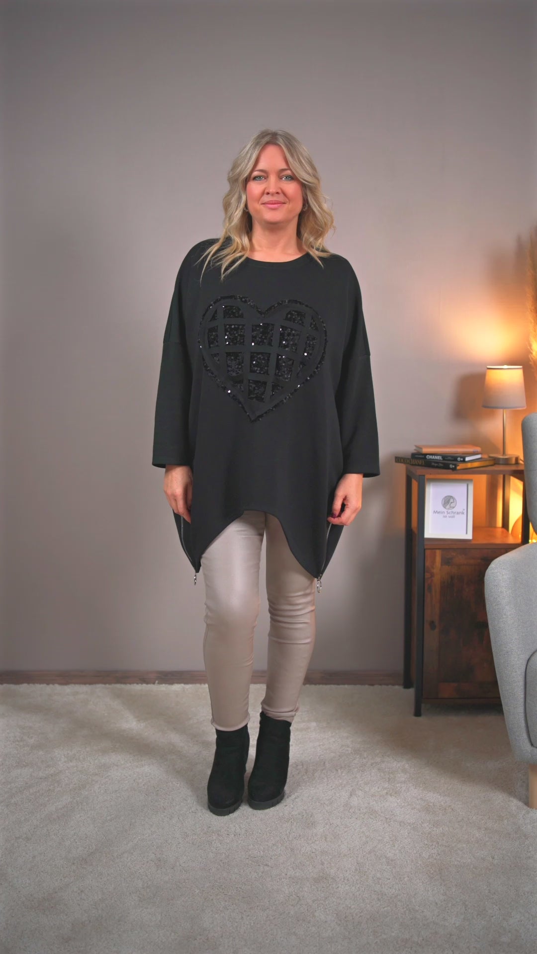 Video laden: Sweatshirt mit Pailletten-Herz, schwarz