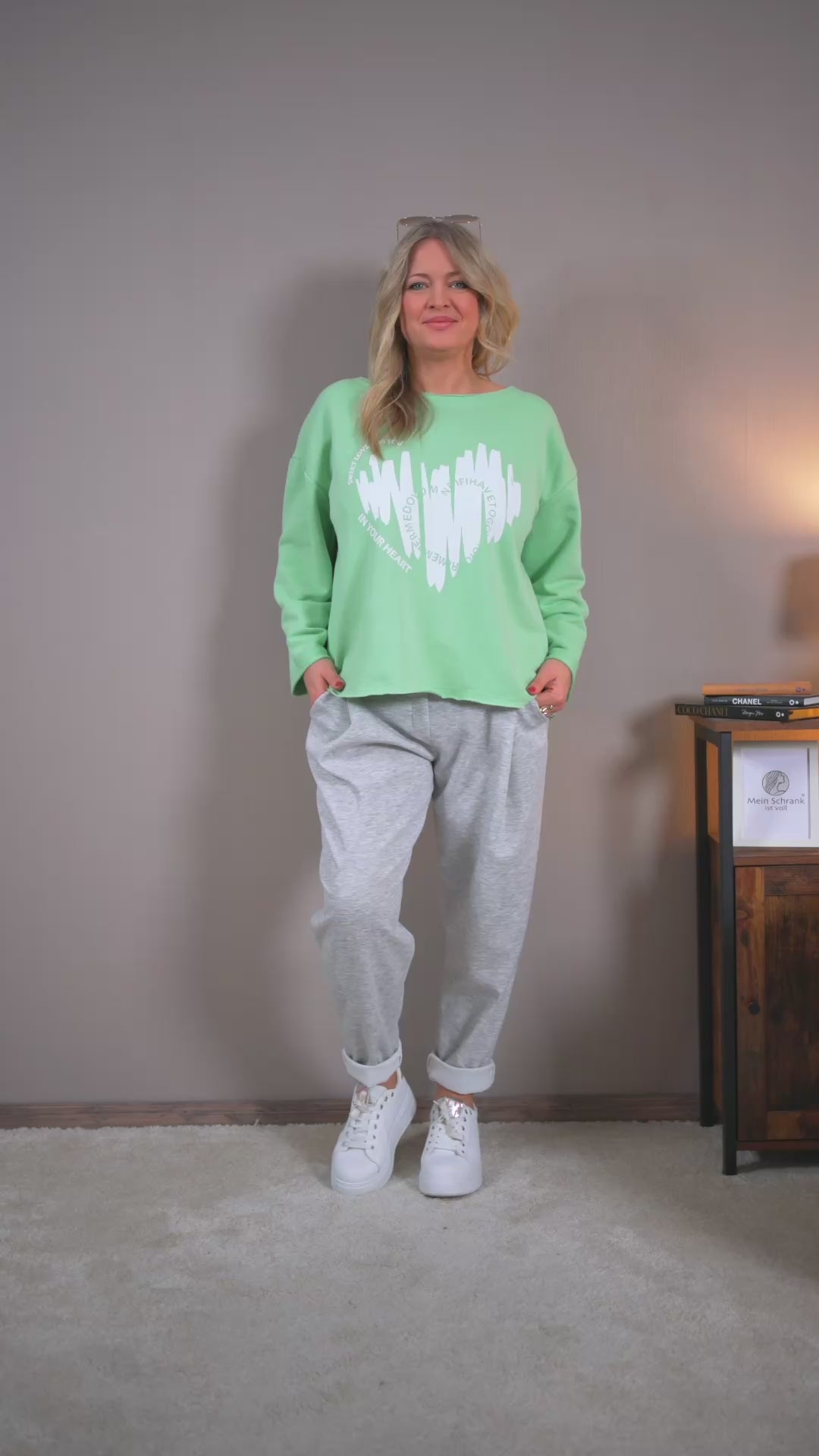 Video laden: Stylisches Sweatshirt mit Print, mintgrün