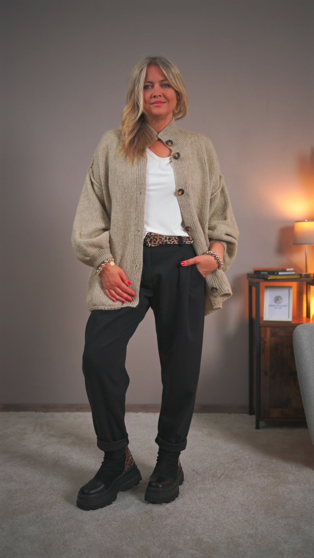 Video laden: Oversize-Strickjacke mit Knöpfen, beige