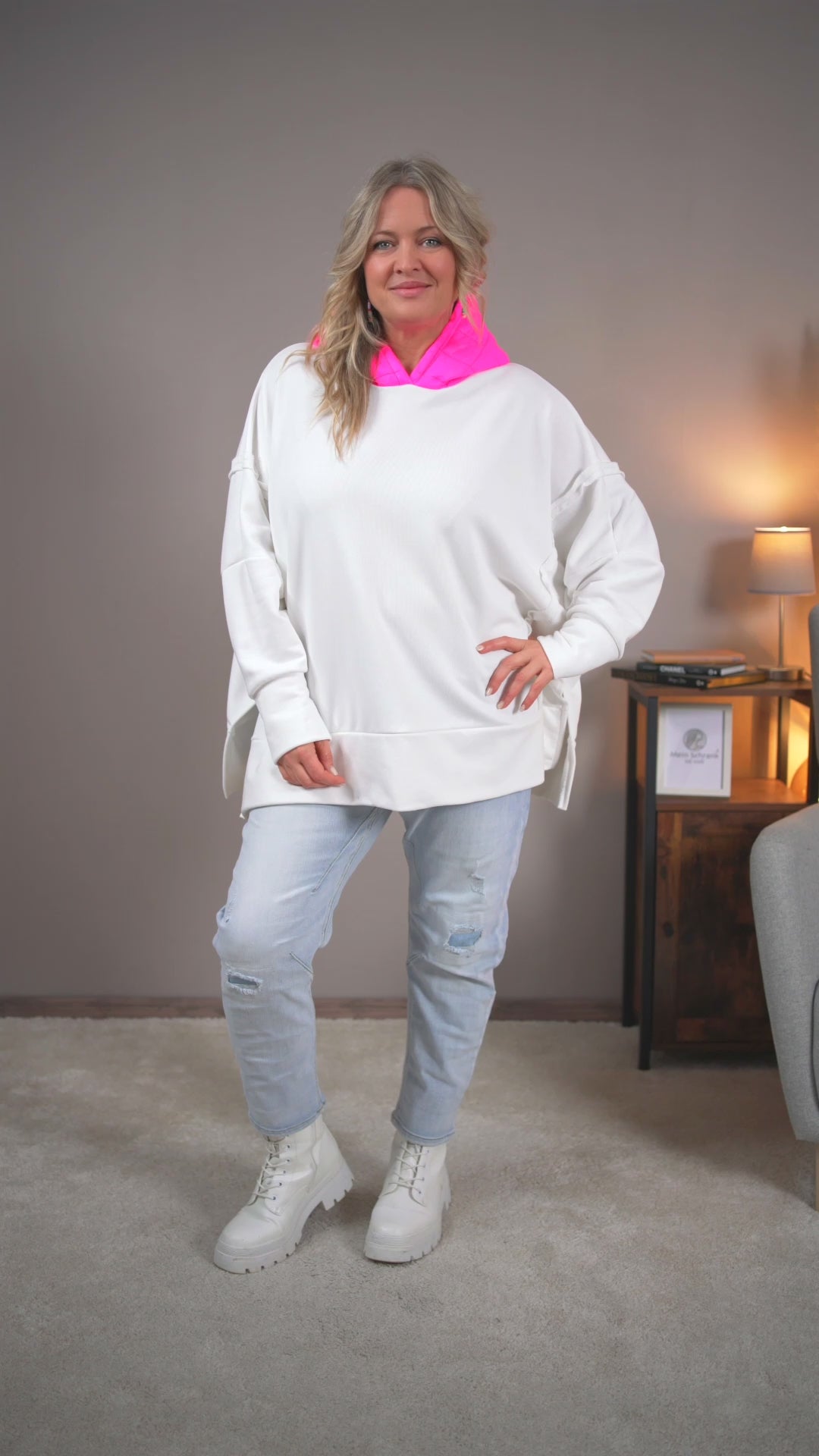 Video laden: Oversized Kapuzenpullover, weiß