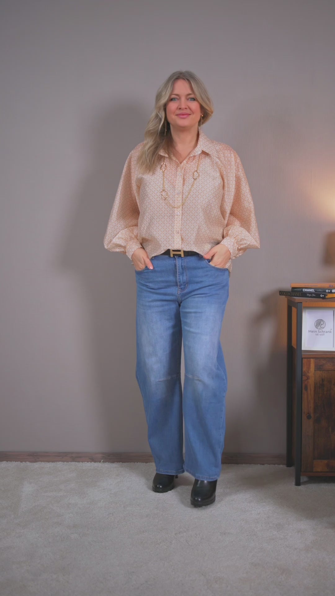Video laden: Bluse mit zartem Ornament Muster, creme-beige