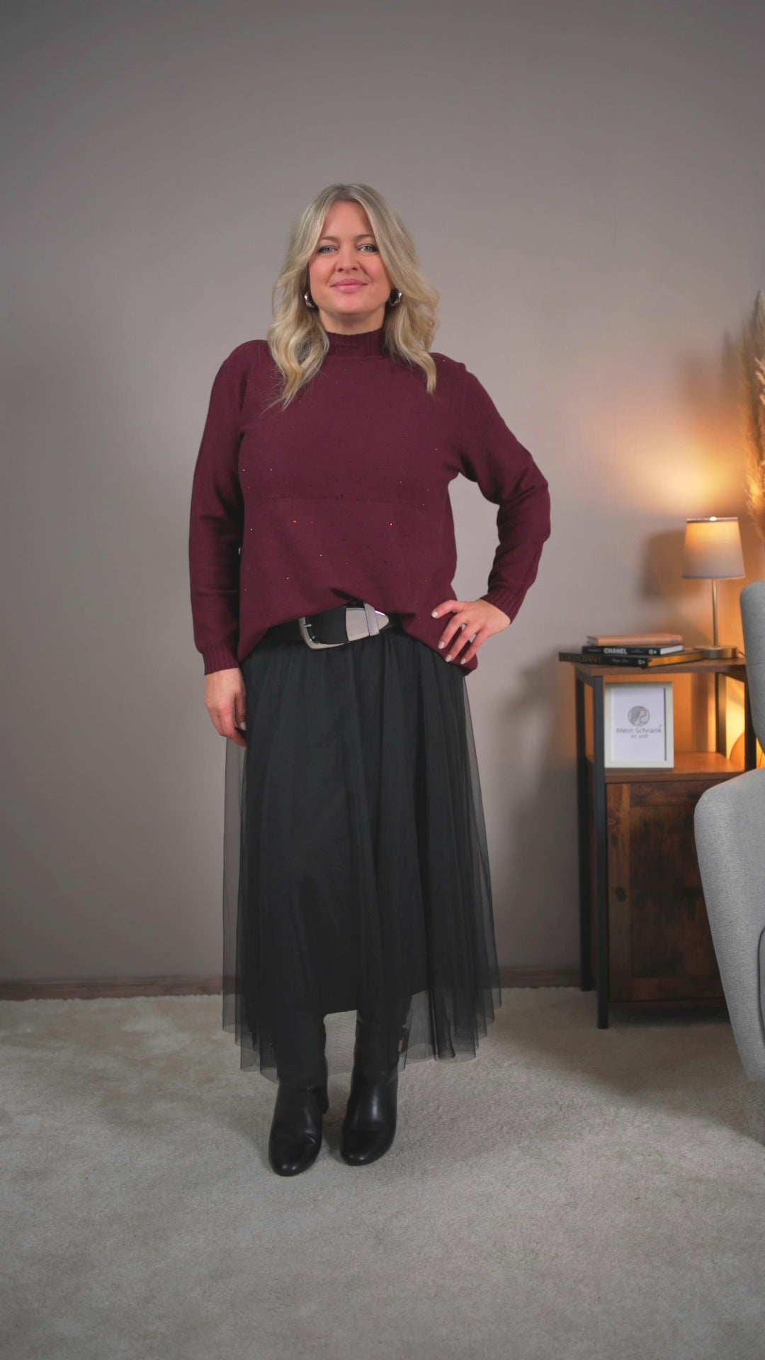 Video laden: Strickpullover mit Stehkragen und Strasssteinchen, bordeaux