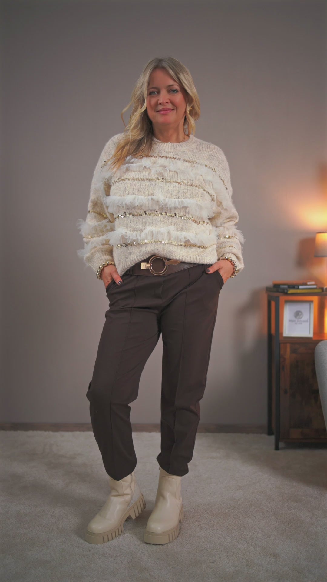 Strickpullover mit Rüschen und Pailetten
