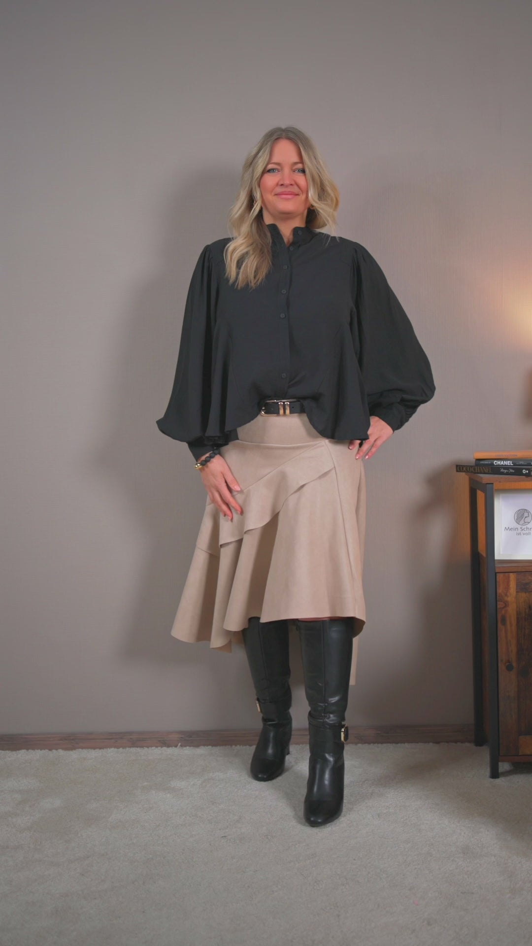 Video laden: Lässige Bluse mit Stehkragen und weiten Ärmeln, schwarz