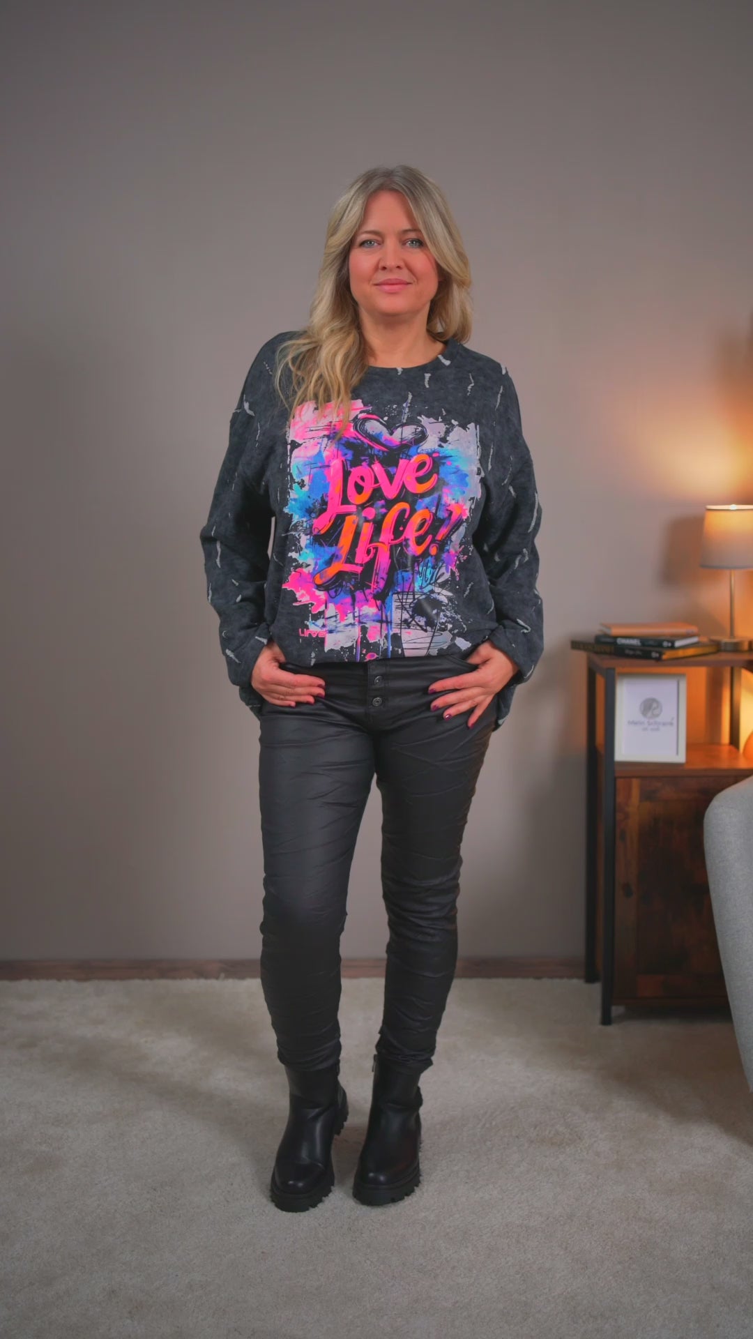 Video laden: Sweatshirt mit Print, schwarz/bunt