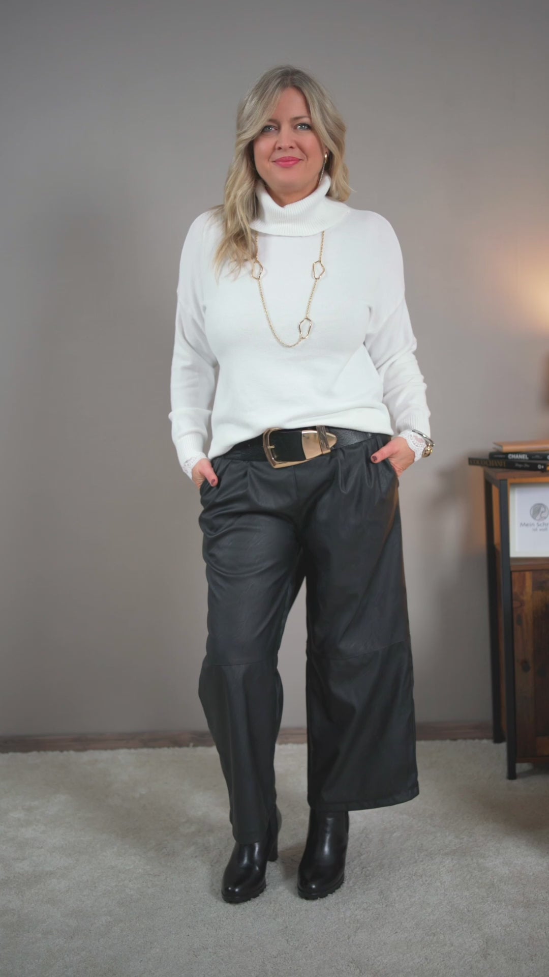 Video laden: Eleganter Rollkragenpullover mit Spitzen, wollweiß