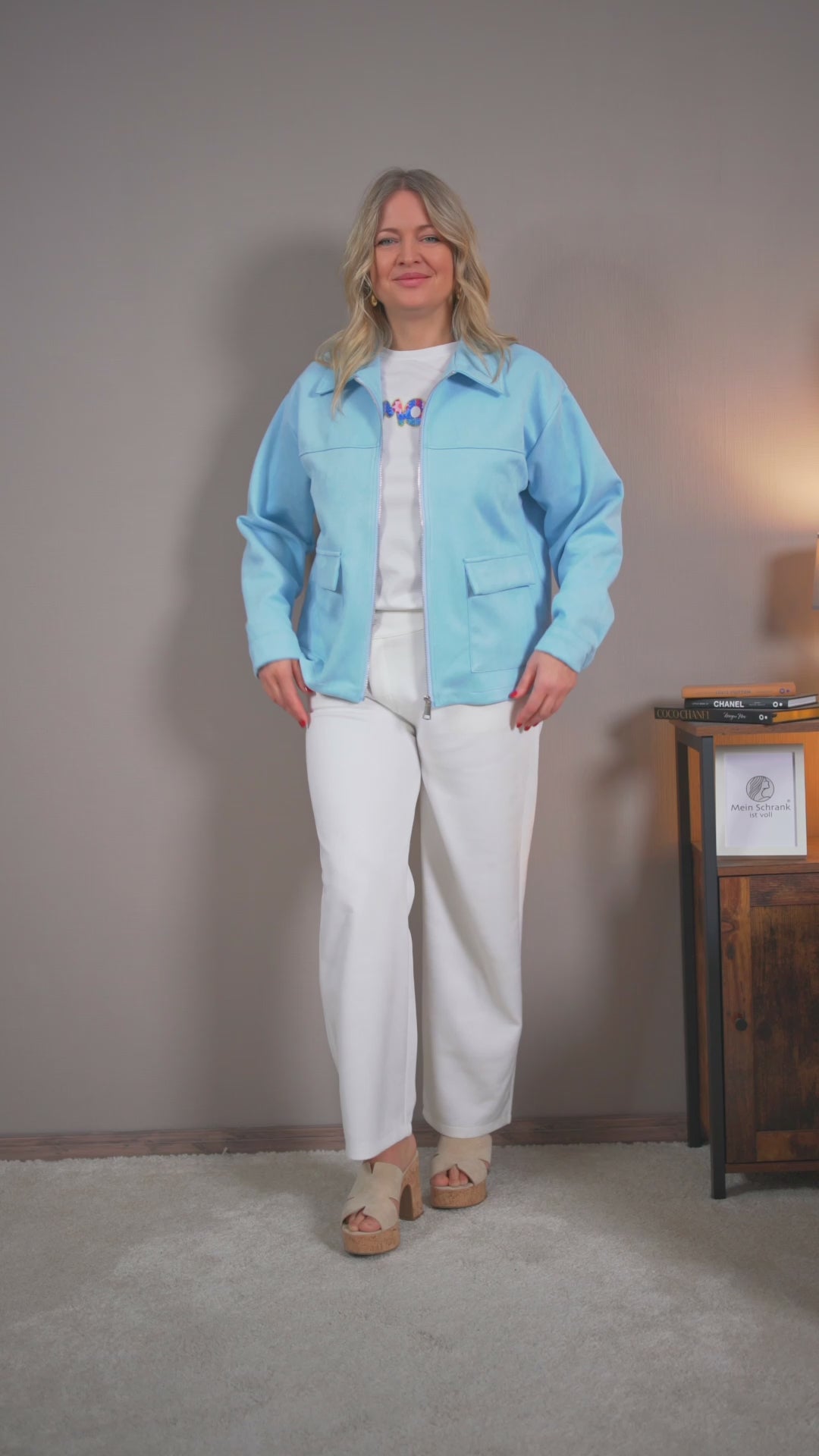 Video laden: Stylische Jacke in Velourslederoptik, hellblau