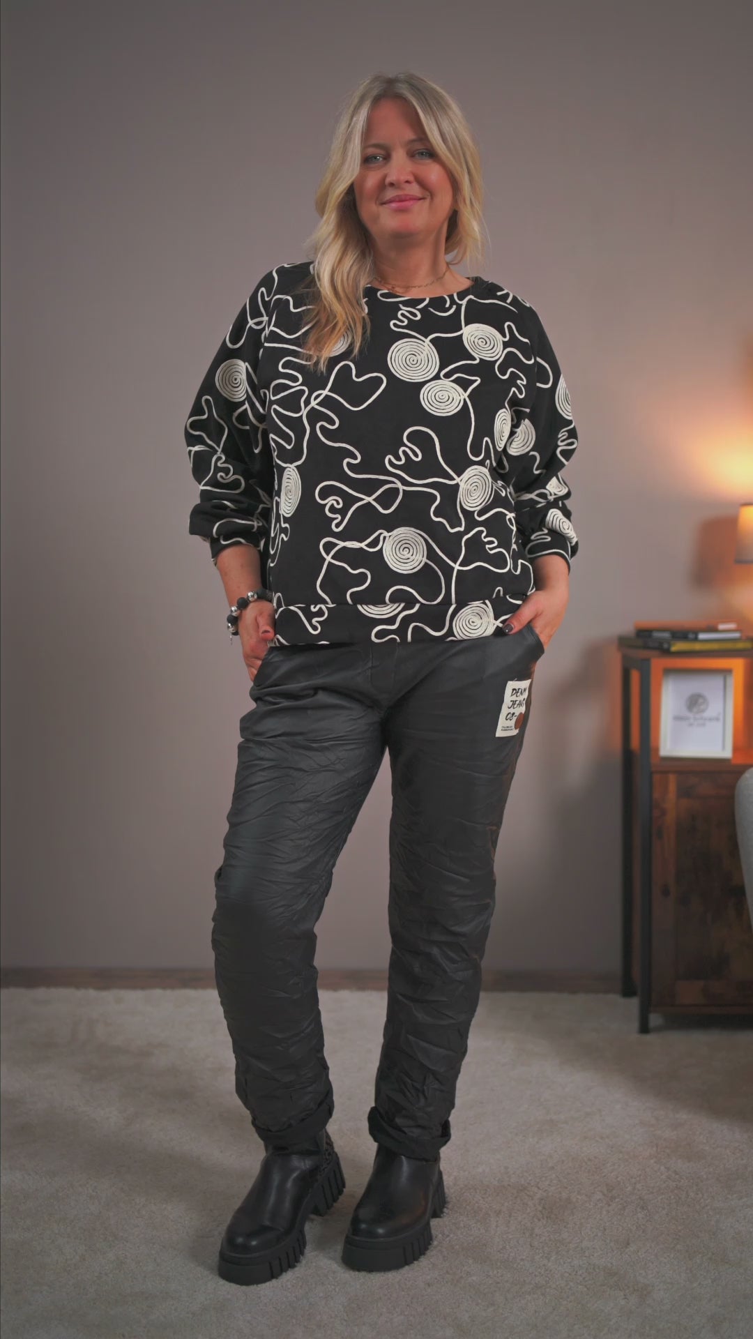 Pullover mit Stickerei, schwarz