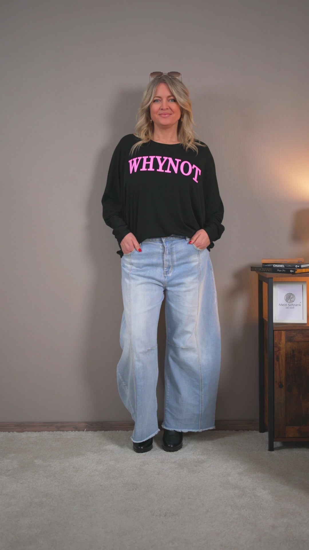 Video laden: Oversize Shirt WHY NOT in Schwarz mit pinkem Statement Print