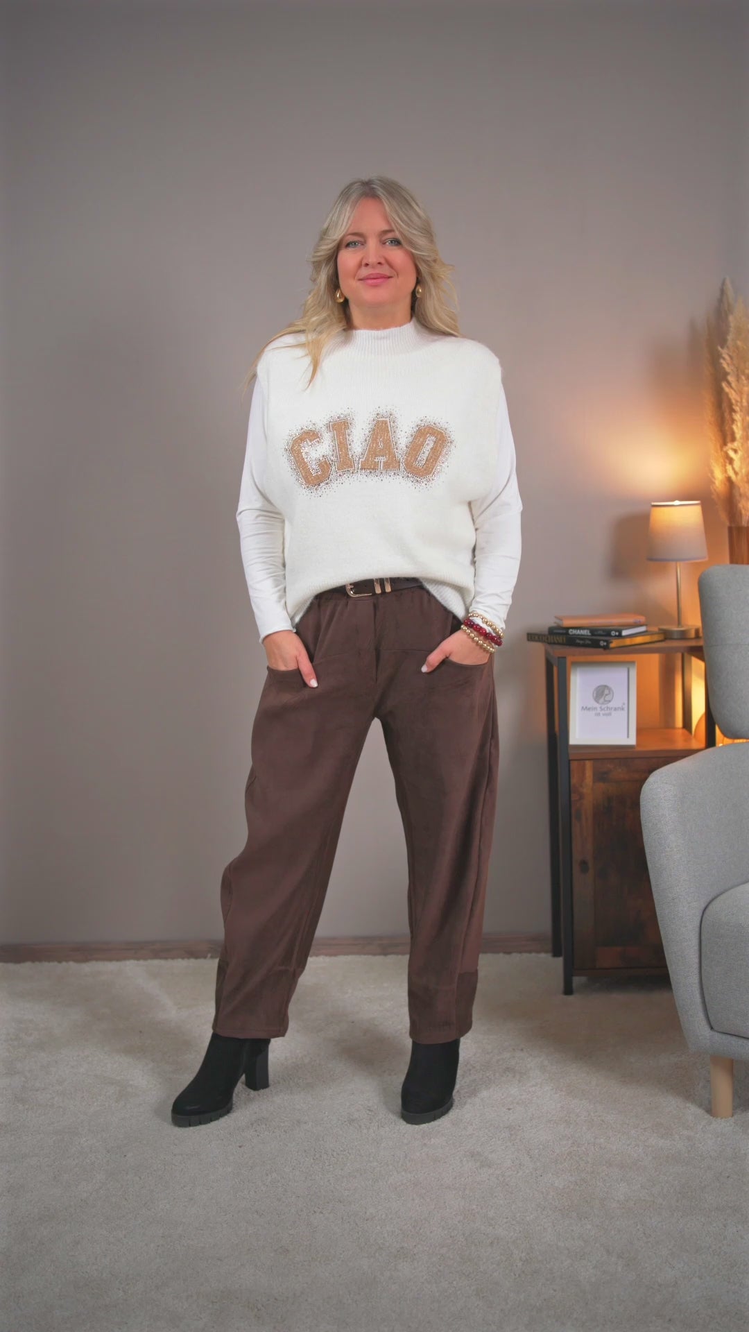 Video laden: Strickpullunder mit Steinchendetails, cremeweiß