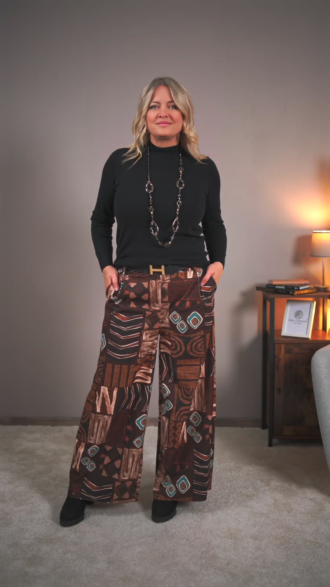 Video laden: Palazzo-Hose mit Ethno-Print und Gürtel