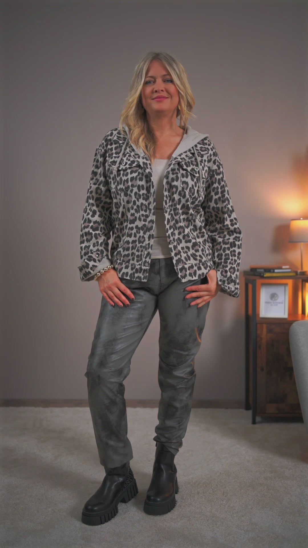 Video laden: Kapuzenjacke im Jeanslook, Leo-Print