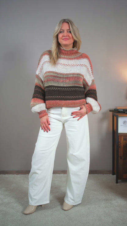 Gestreifter Strickpullover mit Goldfaden und Stehkragen, rost/creme/braun